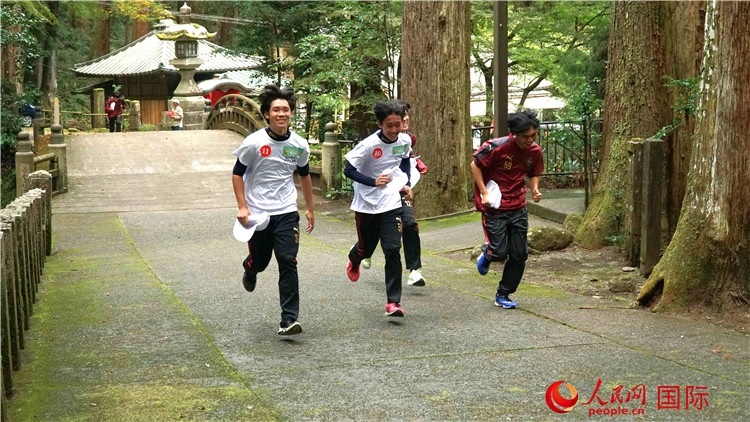 中日青少年在百年古剎里奔跑，揮灑青春的汗水。人民網(wǎng) 蔣曉辰攝