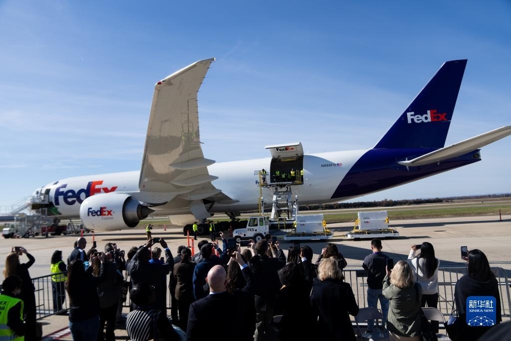 11月8日，在美國(guó)弗吉尼亞州的華盛頓杜勒斯國(guó)際機(jī)場(chǎng)，裝有大熊貓的特制“旅行包廂”準(zhǔn)備運(yùn)上專機(jī)。新華社記者劉杰攝