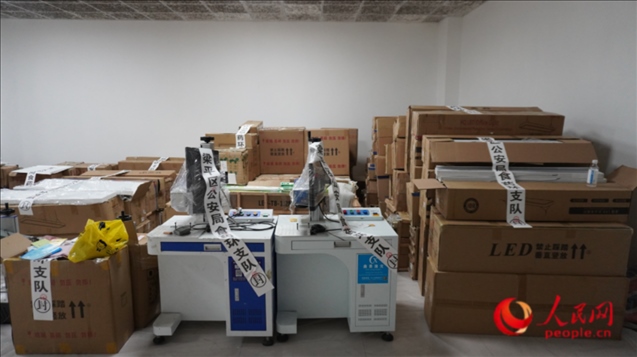 查封的假冒品牌燈具等。人民網(wǎng) 肖聰聰 攝