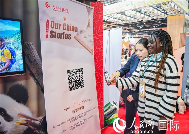 觀眾掃碼《我們的中國(guó)故事》系列視頻。人民網(wǎng) 郭錦標(biāo)攝