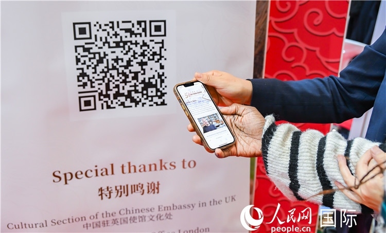 觀眾掃碼《我們的中國(guó)故事》系列視頻。人民網(wǎng) 郭錦標(biāo)攝