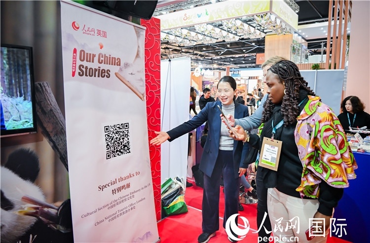 觀眾掃碼《我們的中國(guó)故事》系列視頻。人民網(wǎng) 郭錦標(biāo)攝