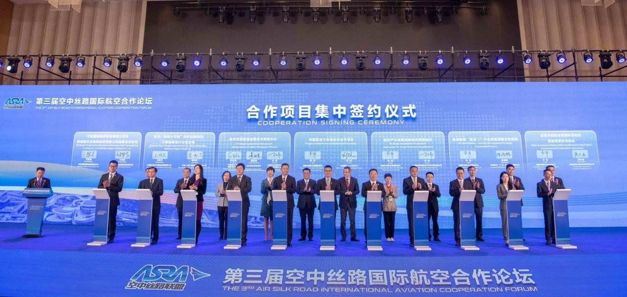 圖為7個國內(nèi)外合作項(xiàng)目現(xiàn)場簽約。人民網(wǎng)記者 唐宋攝