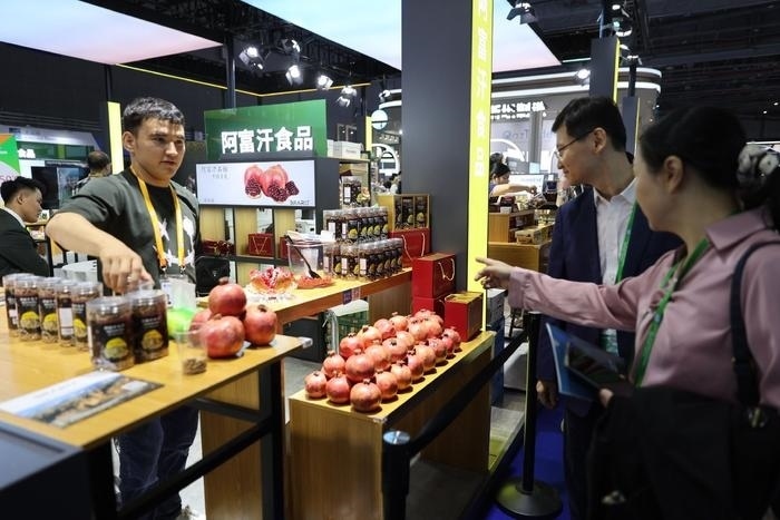 11月6日，在第六屆進(jìn)博會食品及農(nóng)產(chǎn)品展區(qū)，阿富汗食品吸引參展人員。