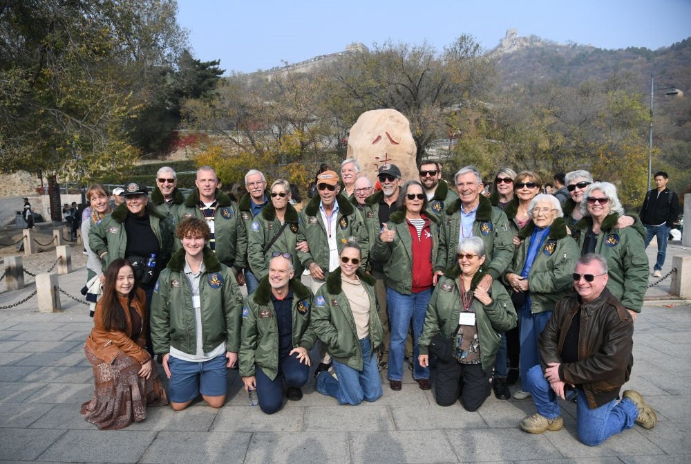 2023年10月29日，飛虎隊(duì)老兵莫耶一行人在北京八達(dá)嶺長(zhǎng)城合影留念。當(dāng)日，美中航空遺產(chǎn)基金會(huì)訪華代表團(tuán)成員陸續(xù)抵達(dá)北京。新華社記者 任超 攝