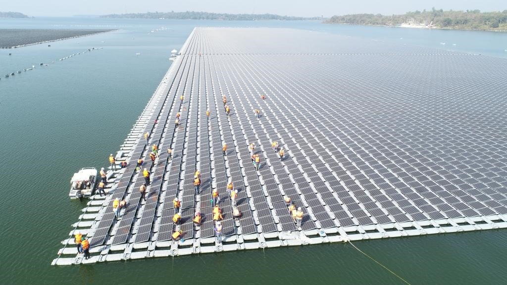 2021年1月23日，施工人員檢查泰國(guó)烏汶府詩(shī)琳通大壩綜合浮體光伏項(xiàng)目的太陽(yáng)能板安裝情況。新華社發(fā)（泰國(guó)國(guó)家電力局項(xiàng)目組供圖）