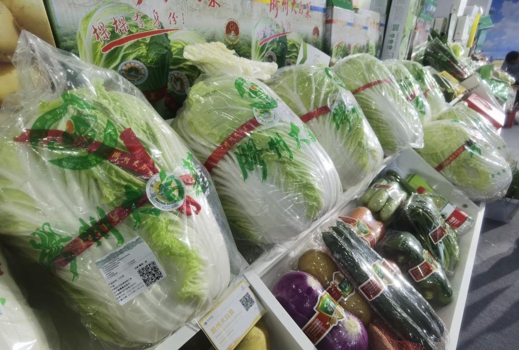 圖為本屆農(nóng)交會現(xiàn)場展示的膠州大白菜等蔬菜。新華社記者王凱攝