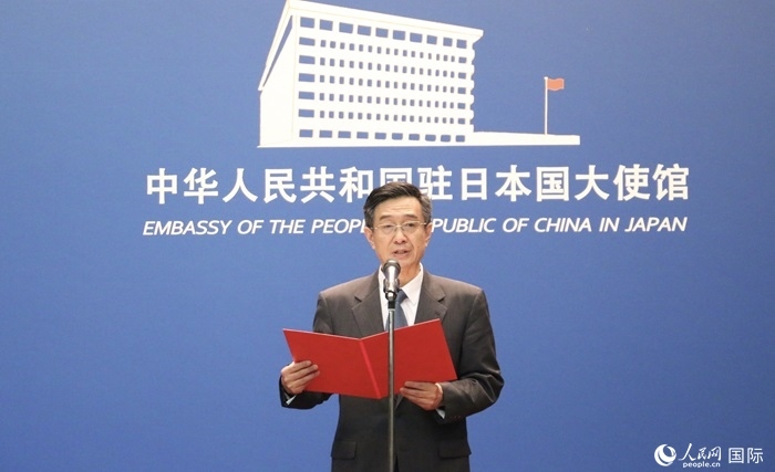 中國(guó)駐日本大使館教育處公使銜參贊杜柯偉宣讀獲獎(jiǎng)人員名單。人民網(wǎng) 許可攝