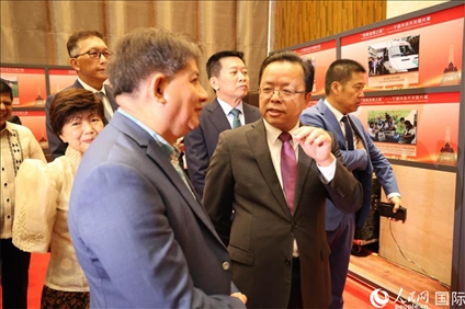 論壇期間配套舉行“‘?dāng)[脫貧困之路’——寧德扶貧開(kāi)發(fā)圖片展”。人民網(wǎng)記者樊帆 攝