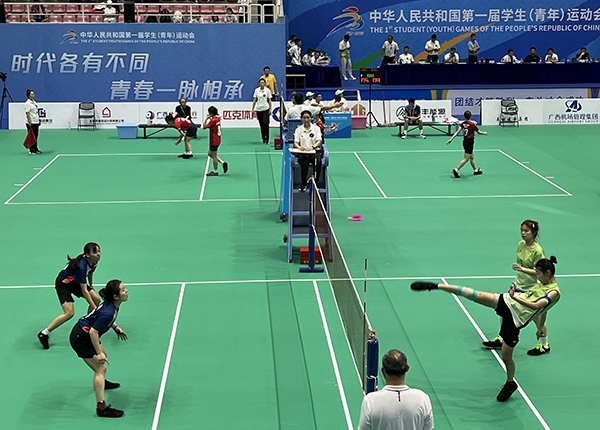 11月11日，第一屆全國學(xué)生（青年）運(yùn)動(dòng)會(huì)毽球（校園組）比賽現(xiàn)場。人民網(wǎng)記者 歐興榮攝