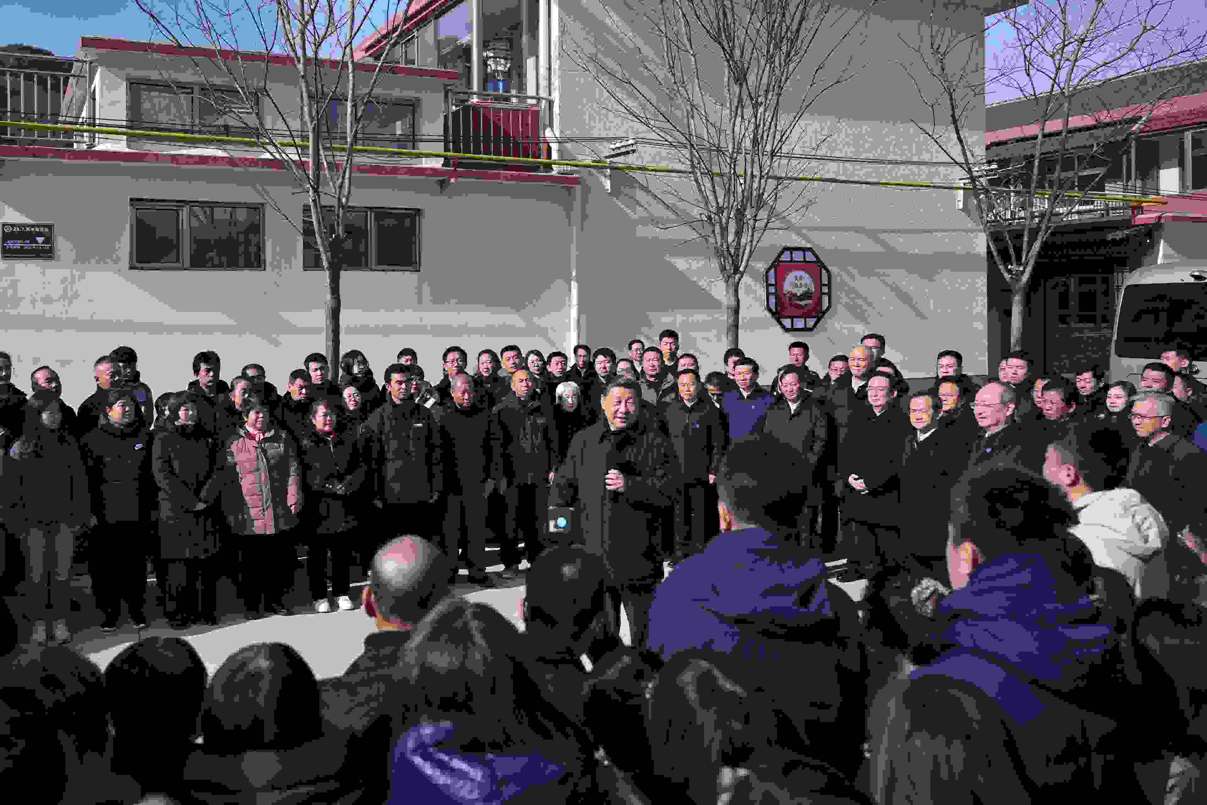 2023年11月10日，習(xí)近平總書(shū)記在北京市門(mén)頭溝區(qū)妙峰山鎮(zhèn)水峪嘴村考察時(shí)，同當(dāng)?shù)厝罕娪H切交流。