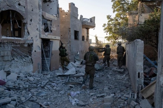 這張以色列國防軍11月12日發(fā)布的照片顯示，以軍地面部隊在加沙地帶北部開展軍事行動。新華社發(fā)