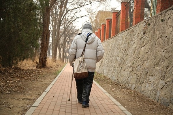 鐘萬勰院士在大連理工大學校園里。周學飛攝