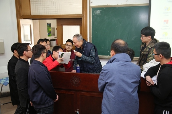 鐘萬勰院士為學生們答疑解惑。大連理工大學供圖
