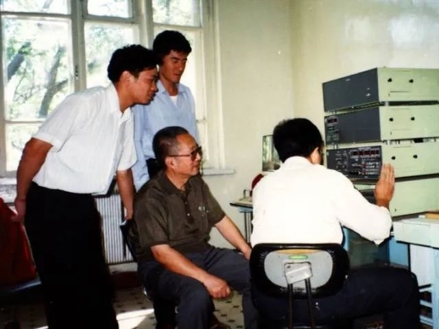 秦裕琨與團隊在一起。哈爾濱工業(yè)大學(xué)供圖