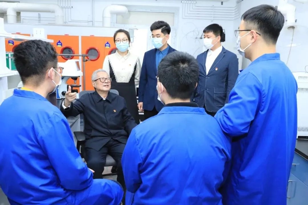 秦裕琨院士在實驗室與青年師生交流。哈爾濱工業(yè)大學(xué)供圖