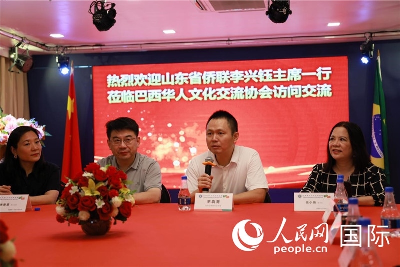 中國駐里約熱內(nèi)盧副總領(lǐng)事王尉育（右二）發(fā)表致辭。人民網(wǎng)記者宋亦然攝