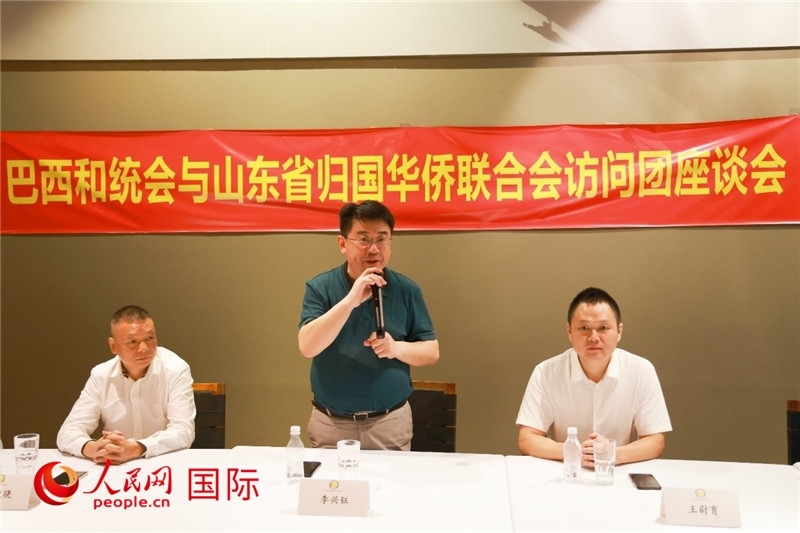 中國僑聯(lián)副主席、山東省僑聯(lián)主席李興鈺（中）在座談會上致辭。人民網(wǎng)記者 陳海琪攝