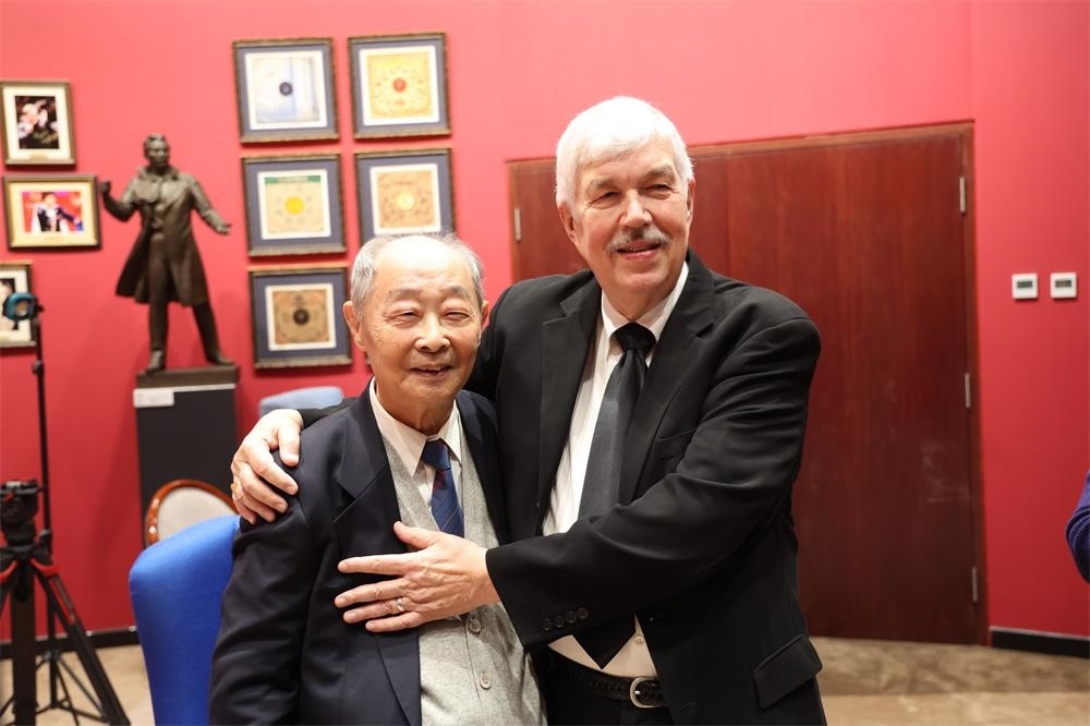 費(fèi)城交響樂團(tuán)小提琴演奏家戴維·布斯與原中央樂團(tuán)小提琴演奏家朱信人50年后再相聚。