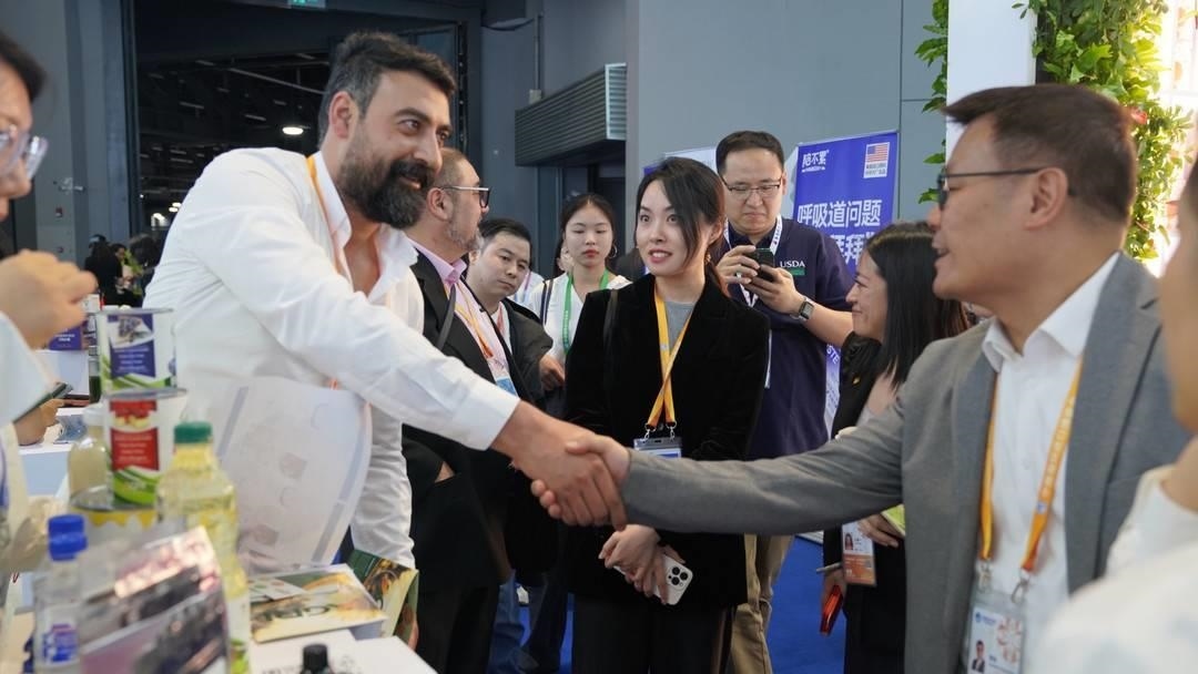 第六屆進(jìn)博會上，國內(nèi)一家超市行業(yè)的客商與來自美國佐治亞州的企業(yè)展商達(dá)成初步合作意向。