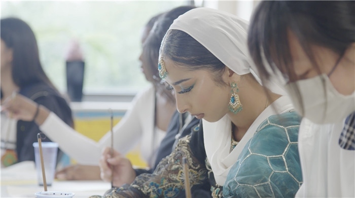 學(xué)生學(xué)習(xí)中國(guó)書法。帕特里克·謝德-西蒙茲攝