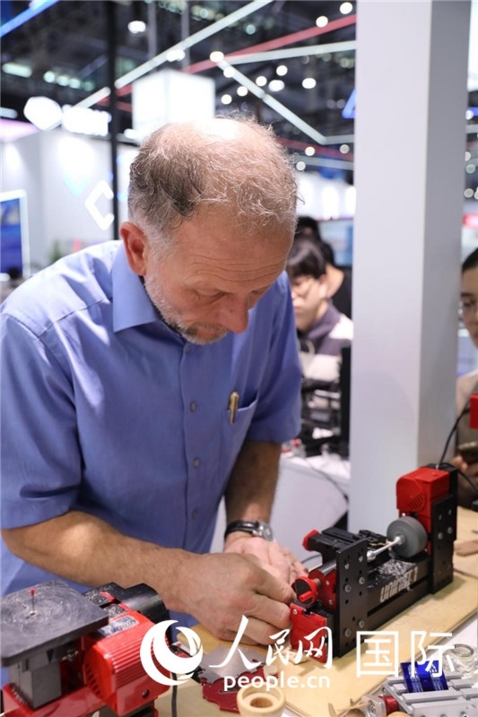 第25屆中國(guó)國(guó)際高新技術(shù)成果交易會(huì)15日在深圳開幕，圖為展商現(xiàn)場(chǎng)演示精密加工工具。人民網(wǎng)記者 魯揚(yáng)攝