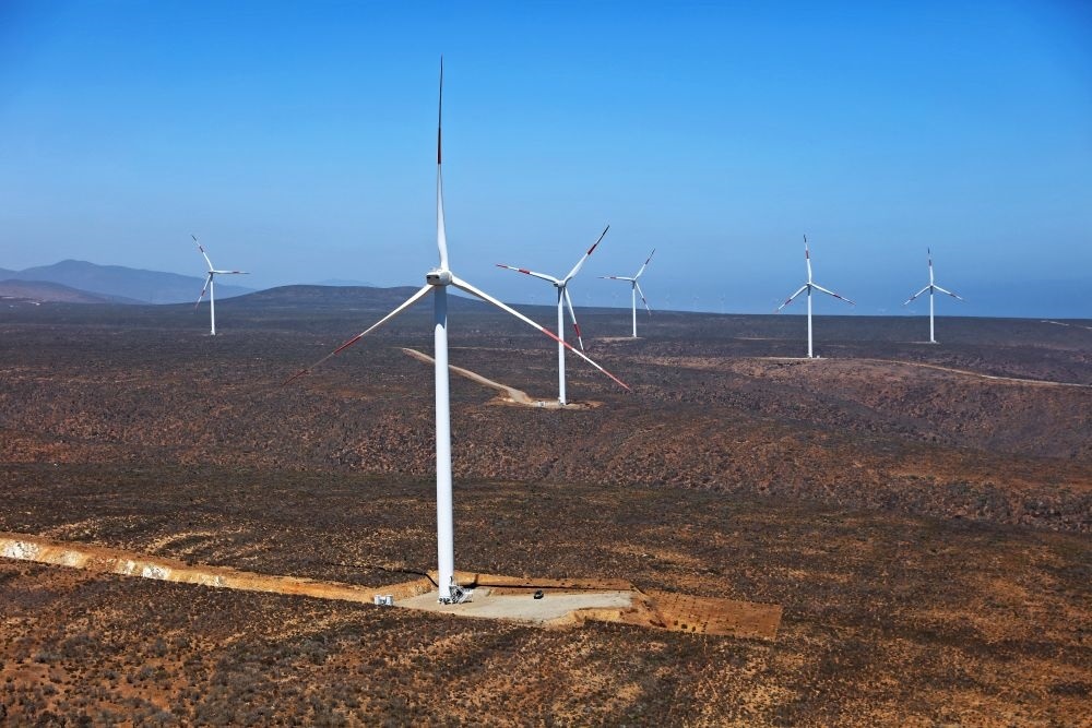 這是2023年2月14日拍攝的位于智利中部沿海的蓬塔謝拉風(fēng)電場(chǎng)。蓬塔謝拉風(fēng)電場(chǎng)是中國在智利投資建設(shè)的首個(gè)風(fēng)電場(chǎng)，2018年正式投產(chǎn)發(fā)電，可滿足13萬戶家庭的用電需求，同時(shí)每年還能減少15.7萬噸碳排放。