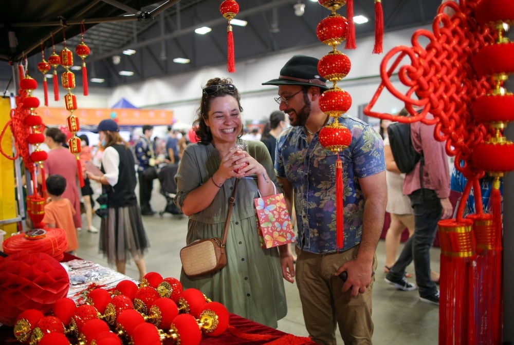 2023年1月21日，在新西蘭奧克蘭舉行的迎接中國農(nóng)歷春節(jié)活動(dòng)上，人們購買新春裝飾品。這個(gè)活動(dòng)吸引當(dāng)?shù)厣先f名各族裔民眾聚集一起，共迎中國春節(jié)。
