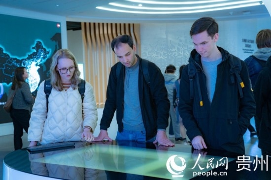 在國家大數(shù)據(jù)（貴州）綜合試驗區(qū)交流體驗中心，歐亞國家記者體驗貴州大數(shù)據(jù)應(yīng)用場景。人民網(wǎng) 陽茜攝