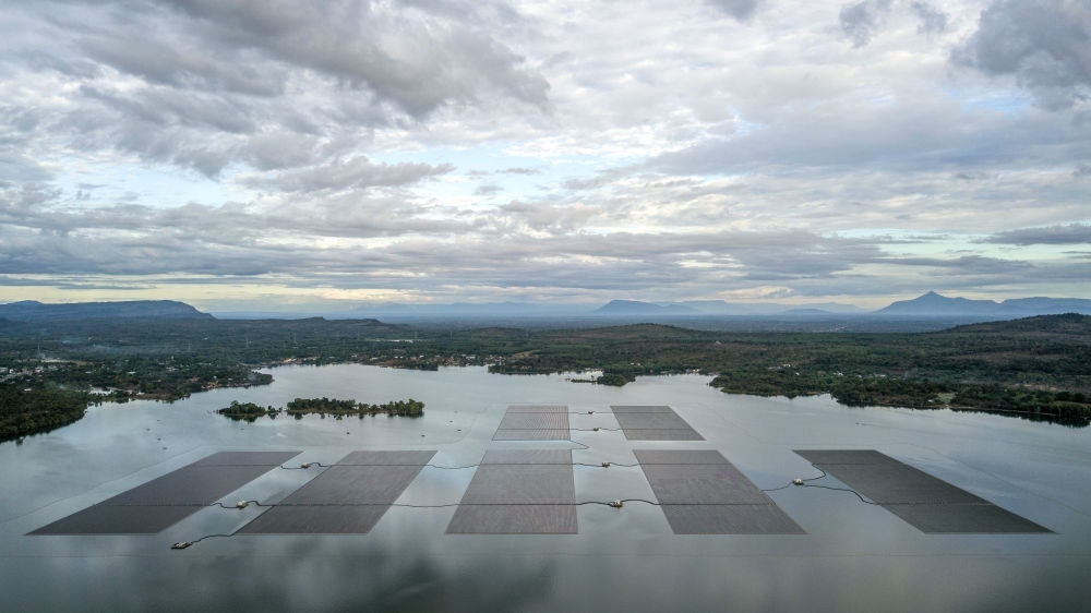 這是2022年12月8日在泰國烏汶府詩琳通水庫拍攝的浮體光伏項(xiàng)目（無人機(jī)照片）。中泰兩國聯(lián)合修建的浮體光伏項(xiàng)目2021年10月投入商業(yè)運(yùn)營(yíng)。中國制造的電池板不斷將日光轉(zhuǎn)化為清潔電能，輸送至當(dāng)?shù)厍Ъ胰f戶。