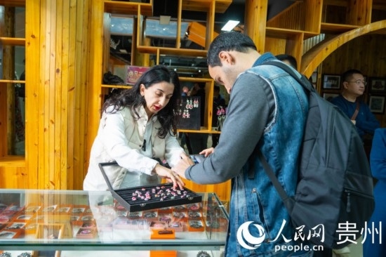 歐亞國家記者拍攝記錄黔東南州施洞鎮(zhèn)民族手工藝品。人民網(wǎng) 陽茜攝