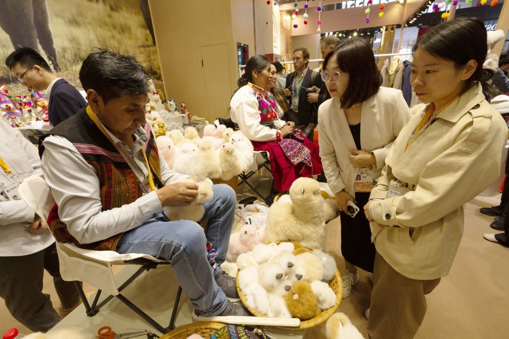 2023年11月7日，秘魯羊駝毛制品手藝人馬馬尼大叔在中國上海舉辦的第六屆進(jìn)博會(huì)上展示羊駝玩偶制作工藝。秘魯特色羊駝毛制品連續(xù)六屆在進(jìn)博會(huì)上亮相，收獲大量訂單。進(jìn)博會(huì)大舞臺(tái)讓秘魯傳統(tǒng)手藝人有了更廣闊的發(fā)展空間。