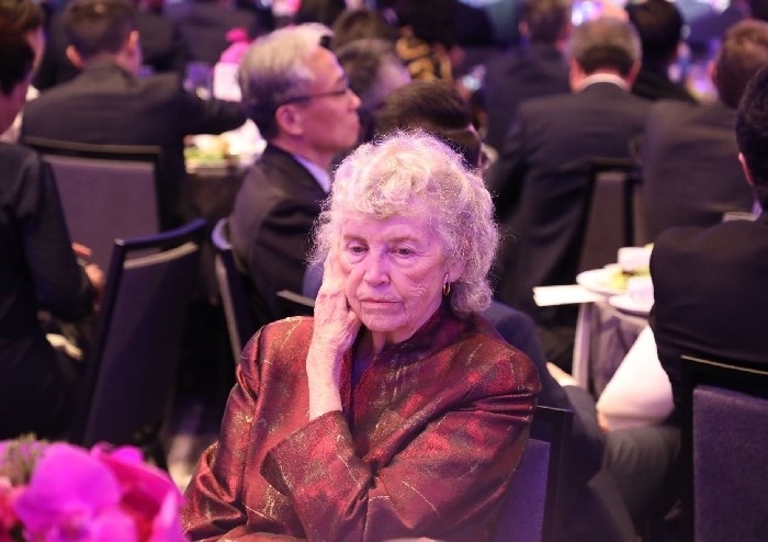 當(dāng)?shù)貢r(shí)間11月15日晚，國家主席習(xí)近平在美國舊金山出席美國友好團(tuán)體聯(lián)合舉行的歡迎宴會(huì)。在熱烈的掌聲中，習(xí)近平發(fā)表重要演講。圖為參加晚宴人士認(rèn)真聆聽演講。人民日報(bào)記者 李志偉 攝