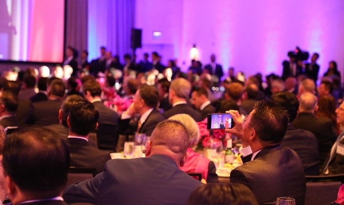 當(dāng)?shù)貢r(shí)間11月15日晚，國家主席習(xí)近平在美國舊金山出席美國友好團(tuán)體聯(lián)合舉行的歡迎宴會(huì)。在熱烈的掌聲中，習(xí)近平發(fā)表重要演講。圖為參加晚宴人士認(rèn)真聆聽演講。人民日報(bào)記者 李志偉 攝