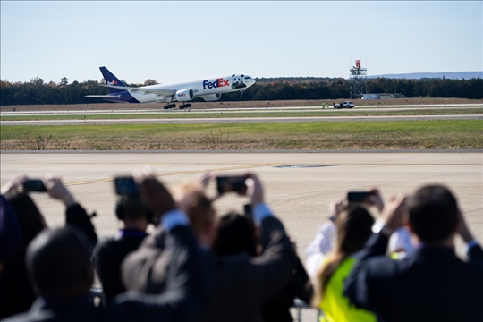 2023年11月8日，運送大熊貓的專機(jī)從美國弗吉尼亞州的華盛頓杜勒斯國際機(jī)場起飛。旅居美國的大熊貓“美香”“添添”和它們在華盛頓出生并長大的雄性幼崽“小奇跡”當(dāng)天啟程返回中國。新華社記者 劉杰攝