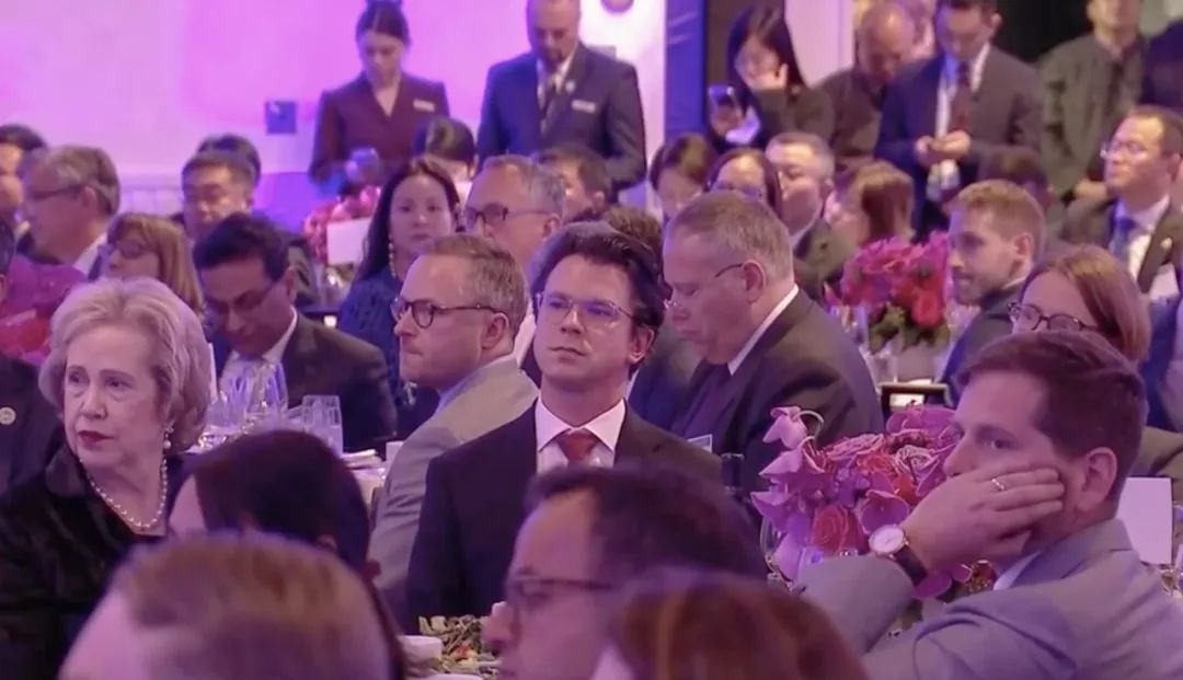 △當(dāng)?shù)貢r(shí)間11月15日晚，習(xí)近平主席在美國友好團(tuán)體聯(lián)合歡迎宴會(huì)上發(fā)表演講。圖為參加宴會(huì)的人士認(rèn)真聆聽演講。