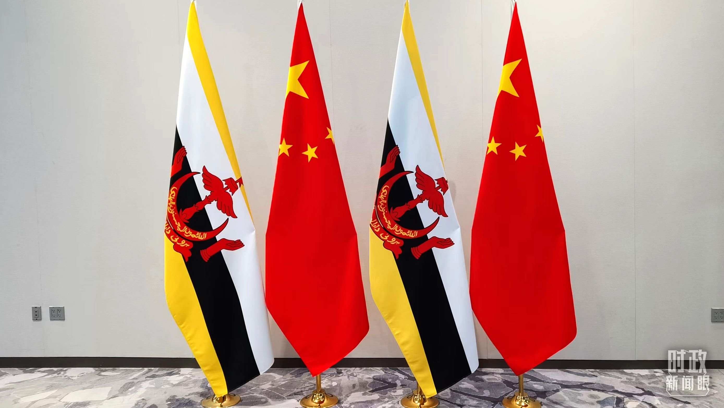 △會(huì)談現(xiàn)場(chǎng)的中文兩國(guó)國(guó)旗。（總臺(tái)央視記者郭鴻拍攝）