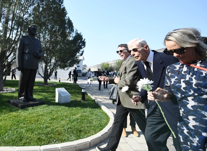 10月30日，在北京，飛虎隊老兵哈里·莫耶（中）向陳納德將軍雕像獻花。