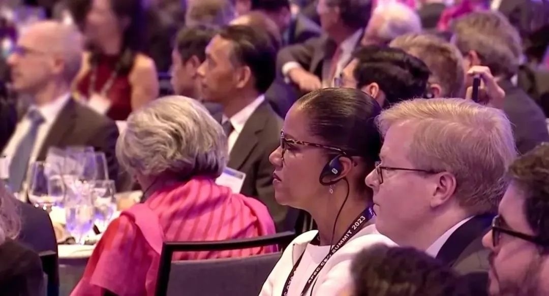 △參加宴會(huì)的人士認(rèn)真聆聽演講。