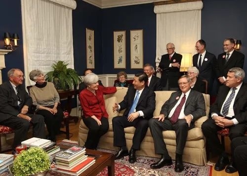 △2012年2月15日，習(xí)近平在前艾奧瓦州友好省州委員會(huì)委員蘭蒂夫人（左三）的家中回憶1985年訪問該地時(shí)的情景。