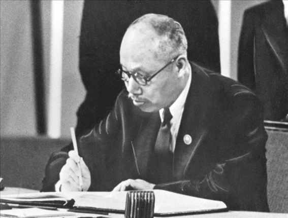 董必武在《聯(lián)合國憲章》上簽名。新華社發(fā)