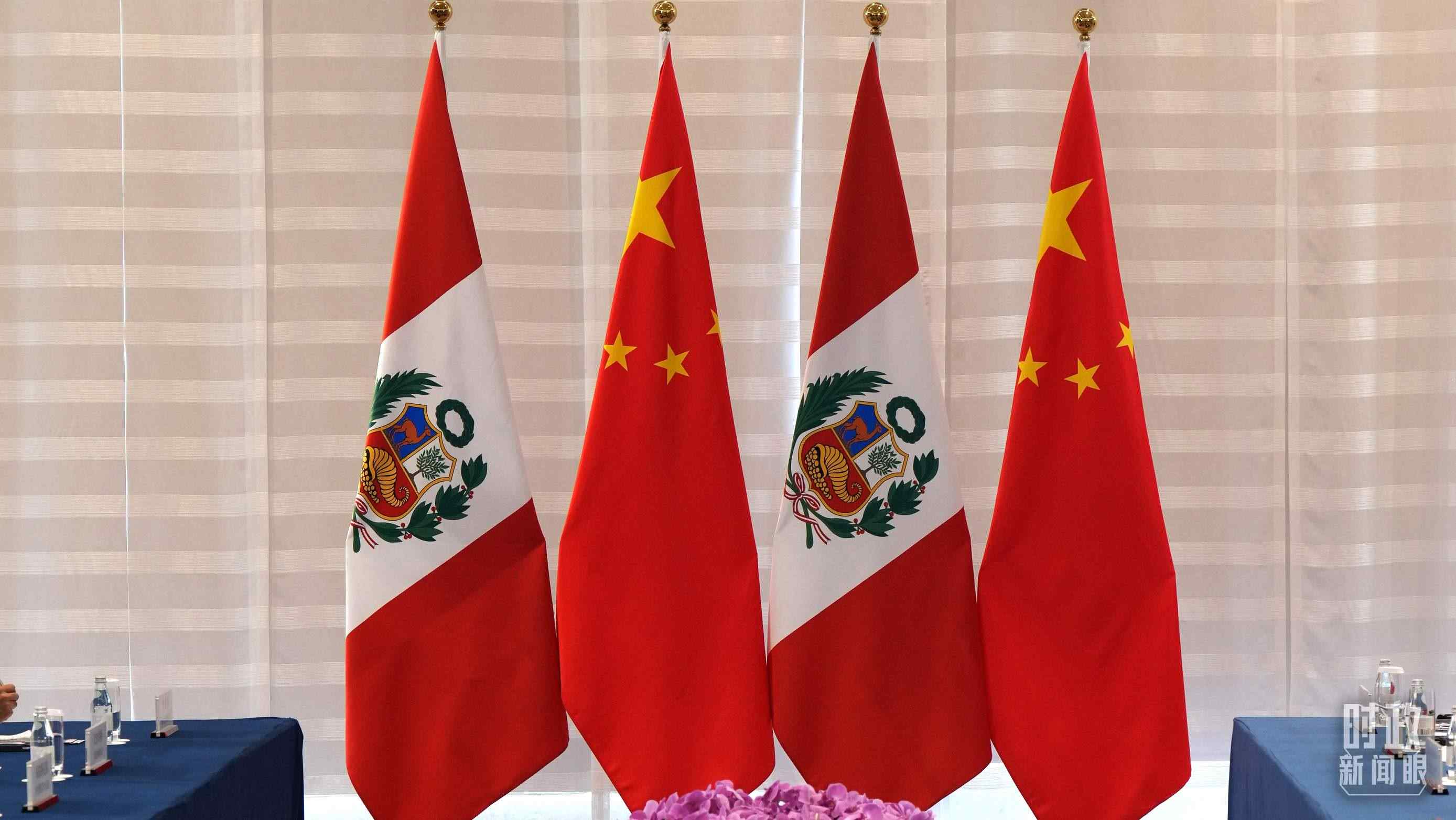 △會(huì)談現(xiàn)場(chǎng)的中秘兩國(guó)國(guó)旗。（總臺(tái)國(guó)廣記者李晉拍攝）