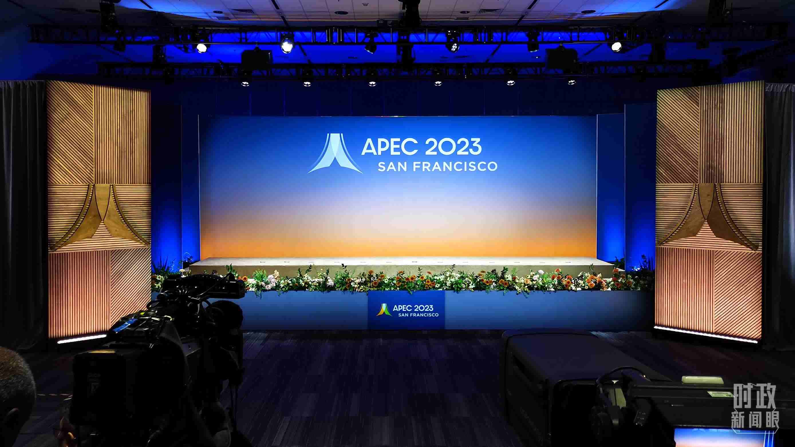 △16日，APEC領(lǐng)導(dǎo)人同東道主嘉賓在對(duì)話會(huì)前集體合影，圖為記者們?cè)诘却嫌伴_始。（總臺(tái)央視記者石偉明拍攝）