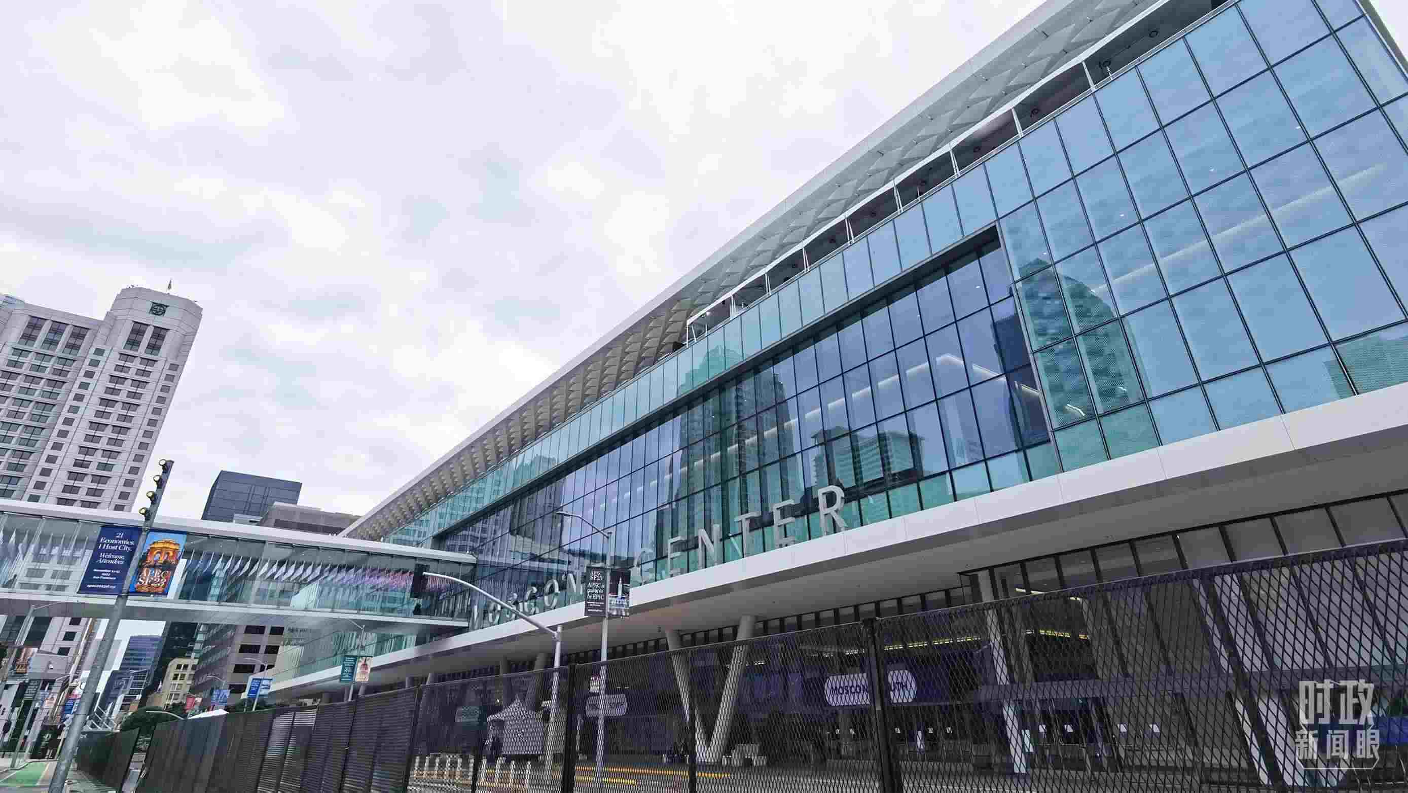 △美國(guó)舊金山，莫斯康中心，APEC第三十次領(lǐng)導(dǎo)人非正式會(huì)議在這里舉行。（總臺(tái)央視記者曹亞星拍攝）