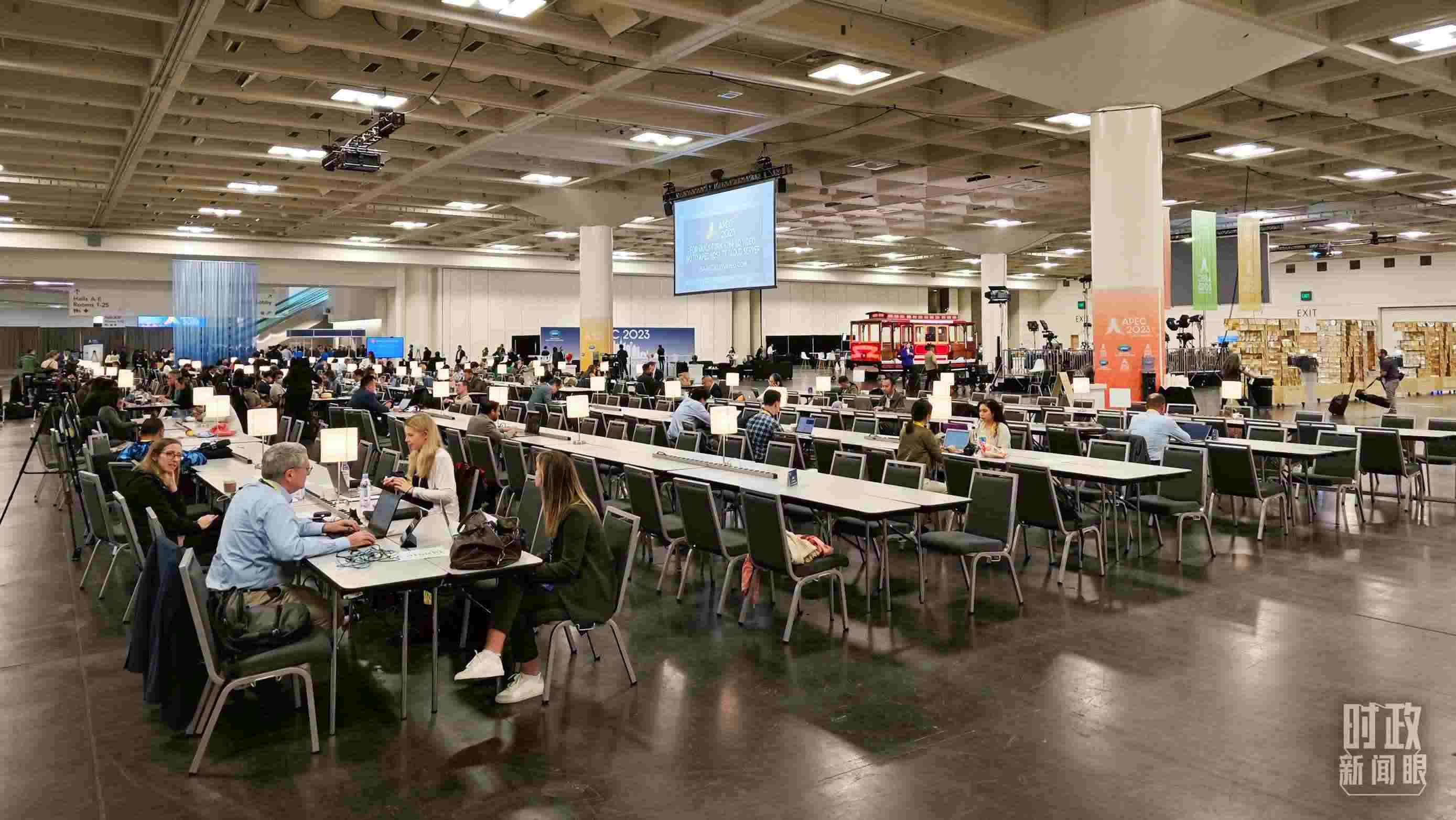 △APEC會(huì)議國(guó)際媒體中心，各國(guó)記者正在工作。（總臺(tái)央視記者王哈男拍攝）