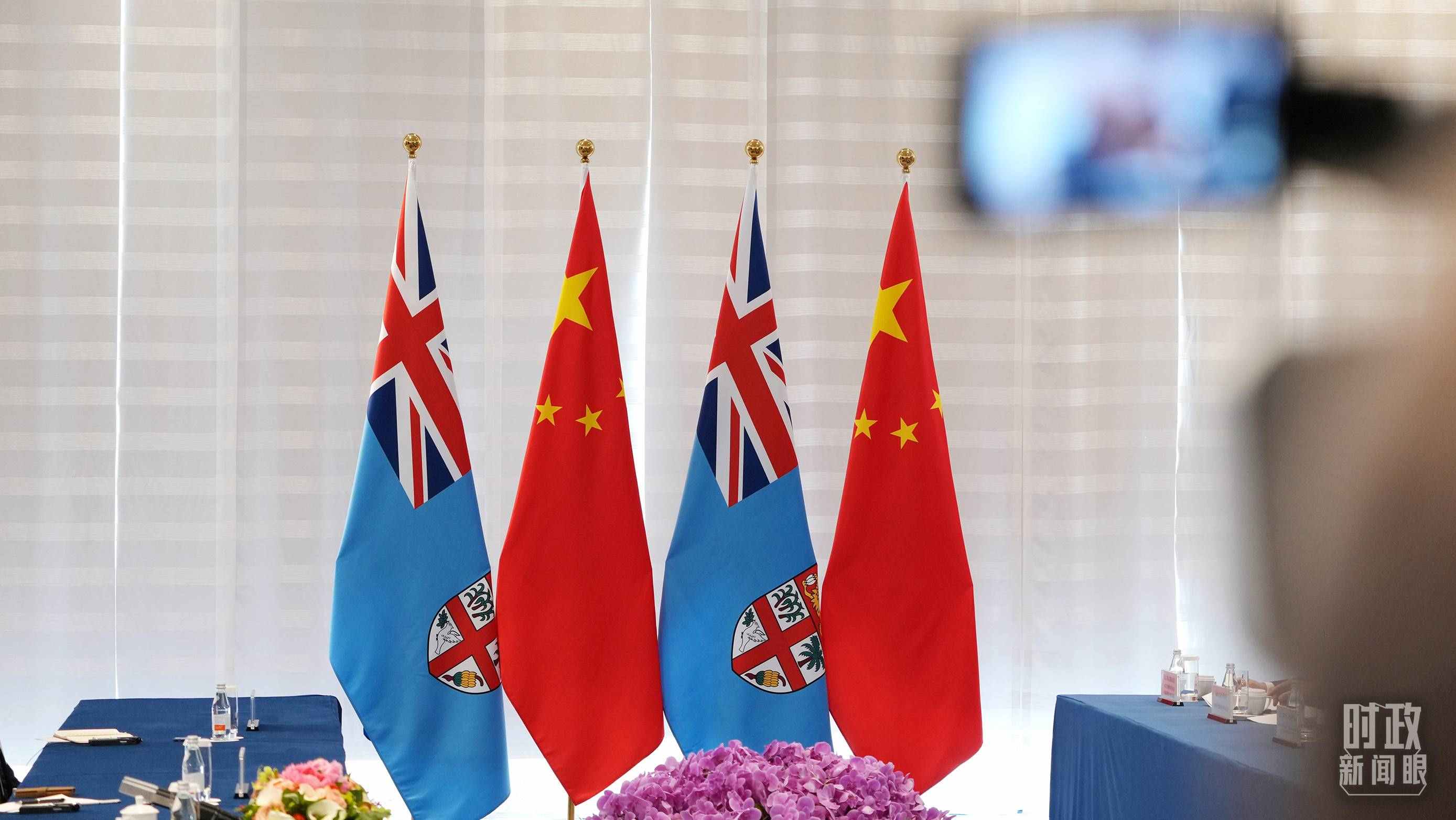 △會(huì)談現(xiàn)場(chǎng)的中斐兩國(guó)國(guó)旗。（總臺(tái)國(guó)廣記者李晉拍攝）