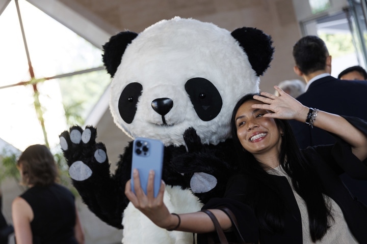 2022年8月24日，在美國華盛頓中國駐美國大使館，來賓與大熊貓玩偶合影。