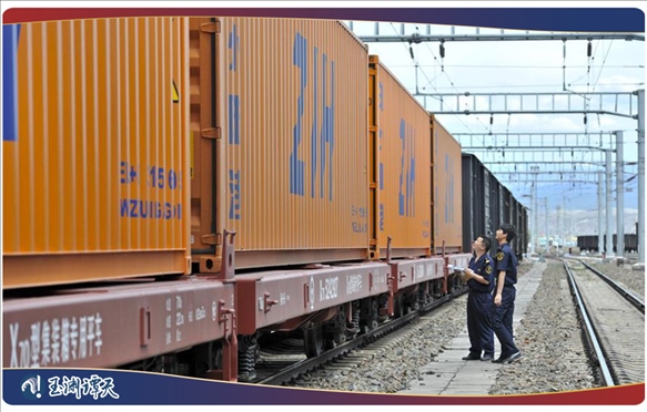 ｜｜新疆阿拉山口，中歐班列從這里經(jīng)過(guò)