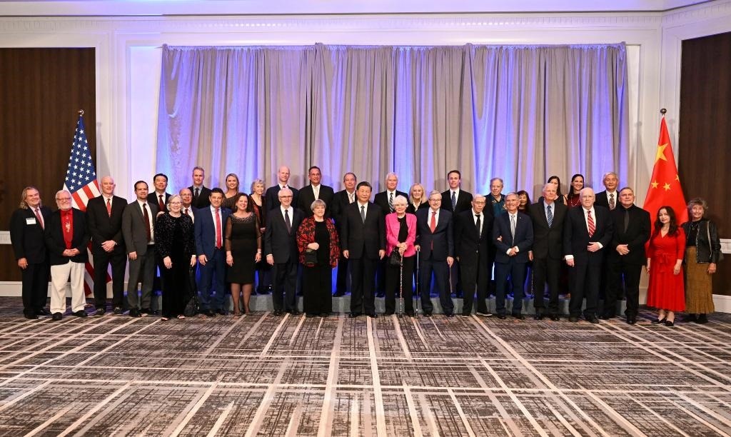 當(dāng)?shù)貢r(shí)間11月15日晚，國(guó)家主席習(xí)近平在美國(guó)舊金山出席美國(guó)友好團(tuán)體聯(lián)合舉行的歡迎宴會(huì)。這是宴會(huì)開始前，習(xí)近平會(huì)見飛虎隊(duì)和史迪威將軍后人、鼓嶺、艾奧瓦州、華盛頓州等方面友好人士代表，同他們親切交談并合影留念。