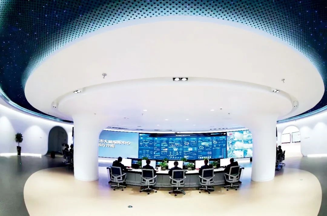 2021年2月2日，江西省撫州市東鄉(xiāng)區(qū)城市大腦指揮中心，工作人員通過城市大腦指揮平臺實時監(jiān)控、抓取、分析相關(guān)案件。